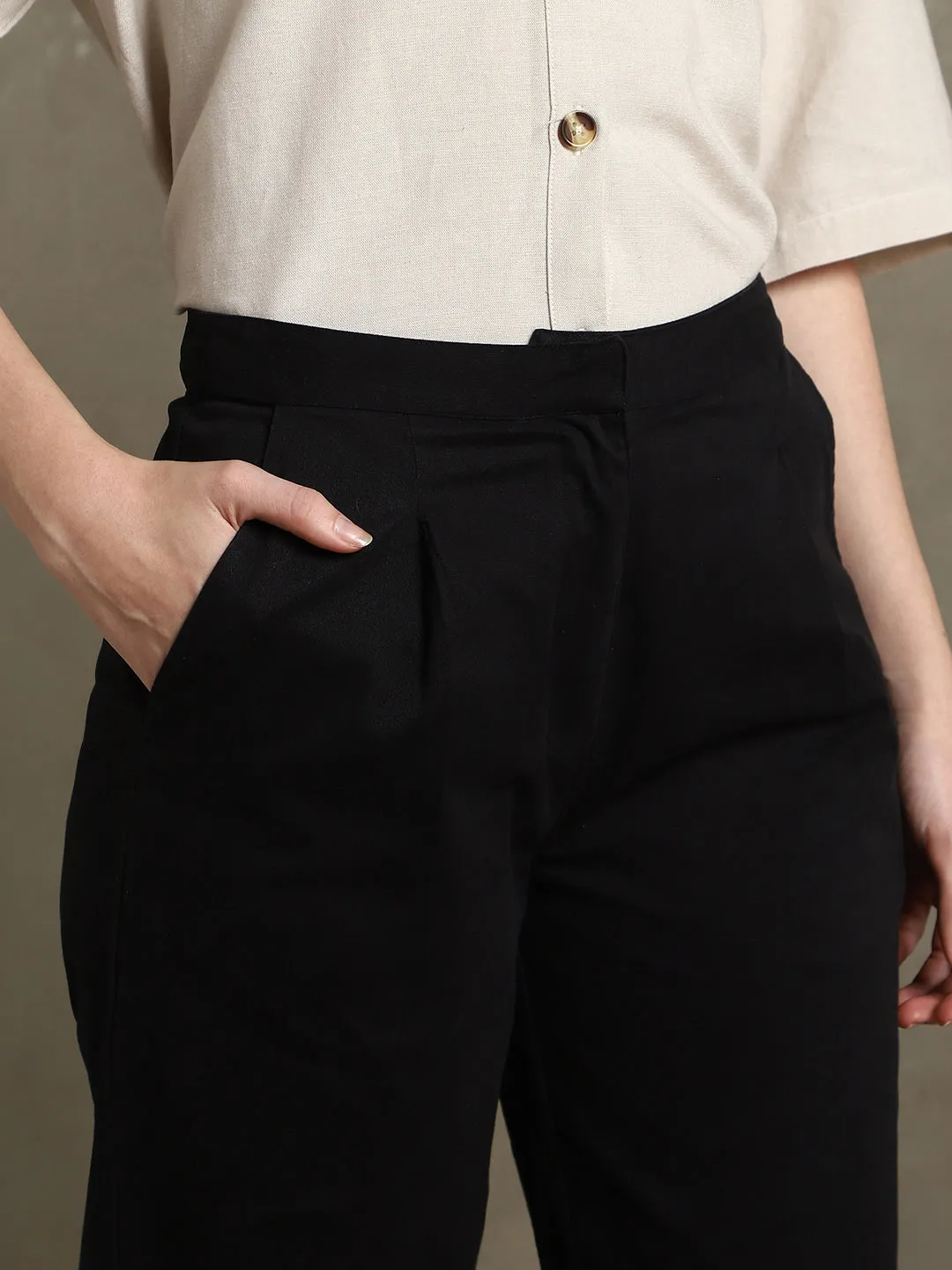 DL Woman Black Solid Straight Fit Trousers