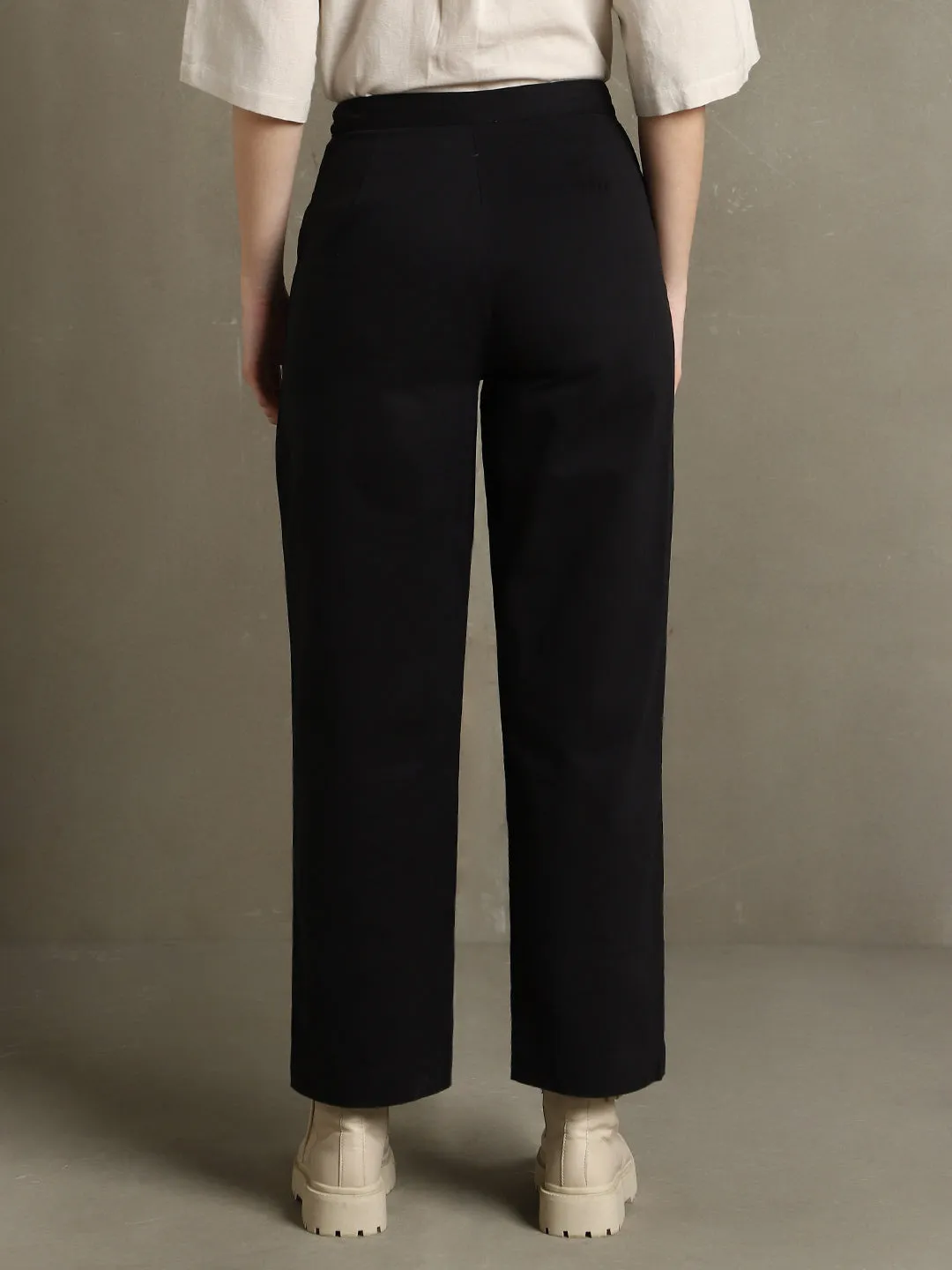 DL Woman Black Solid Straight Fit Trousers